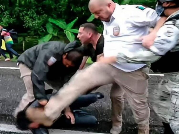 Suspenden a agentes migratorios por golpear a indocumentados en Chiapas