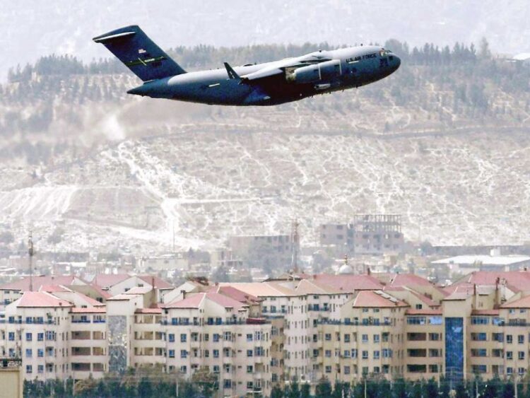 Afganistán queda en manos del talibán; termina ocupación de EU