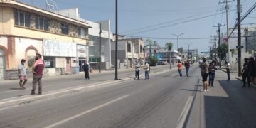 Bloquean Didis y Uber un tramo en avenida Hidalgo en Tampico