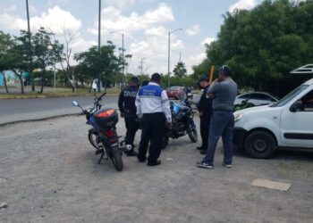 Motociclistas se lían  a golpes en plena calle