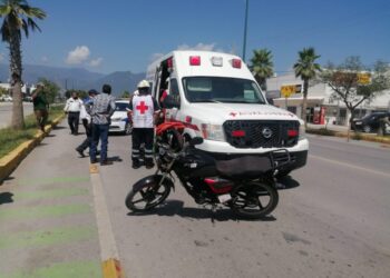 Motociclista se estrella contra microbús