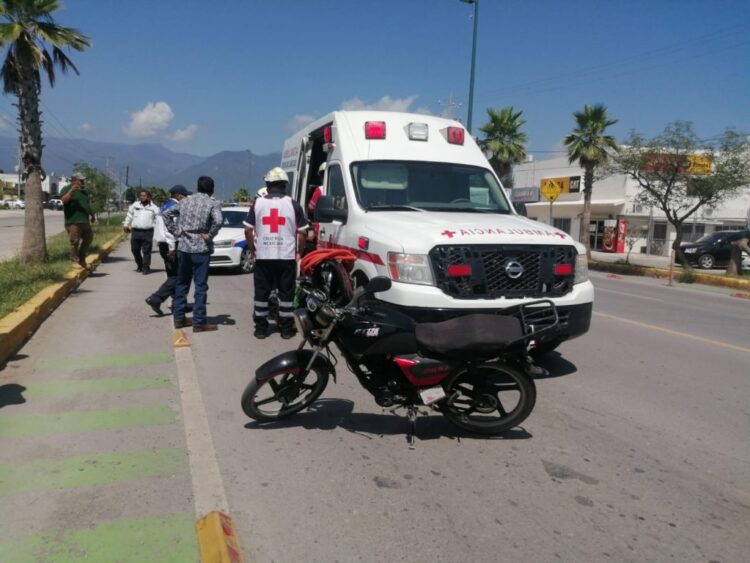 Motociclista se estrella contra microbús