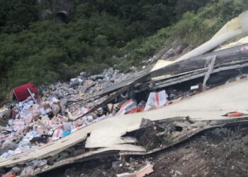 Tráiler cargado con brócoli cae a barranco