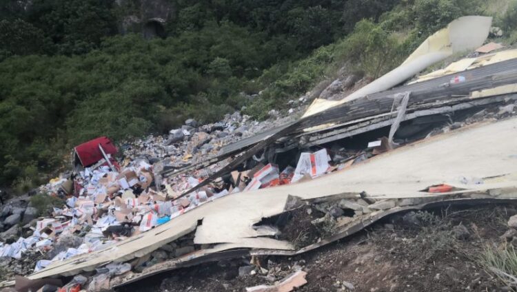 Tráiler cargado con brócoli cae a barranco