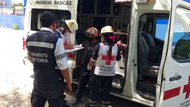 Moto cae a bache y conductor se lesiona
