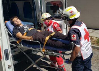 Motociclista se estrella contra luminaria