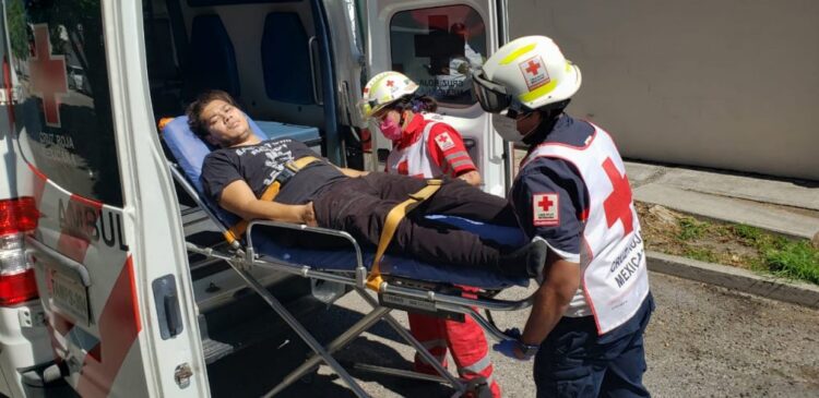 Motociclista se estrella contra luminaria