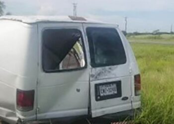 Camioneta llena de migrantes sufre accidente en Texas; hay varios muertos