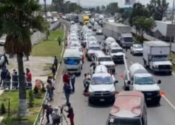 Gaseros bloquean un carril de la México-Querétaro