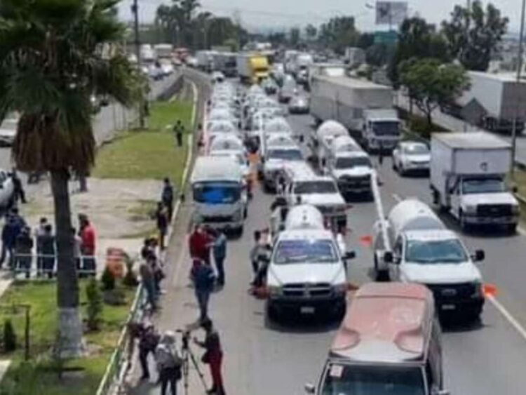 Gaseros bloquean un carril de la México-Querétaro