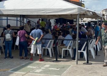 Largas filas en registro de adultos mayores en Madero