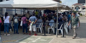 Largas filas en registro de adultos mayores en Madero