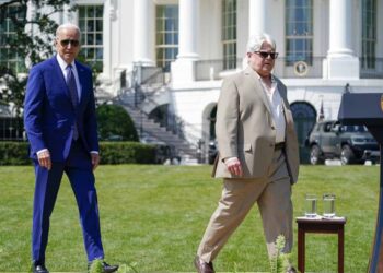 Biden anuncia medidas sobre autos eléctricos; quiere 50% de ventas en 2030