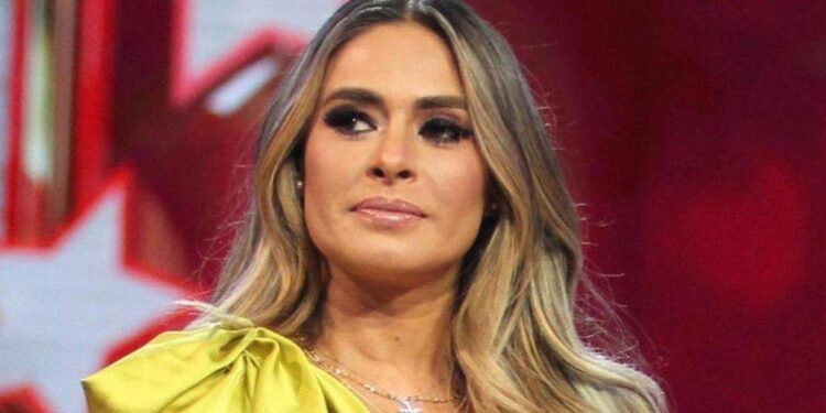 Galilea paga la cuenta de hospital de su papá