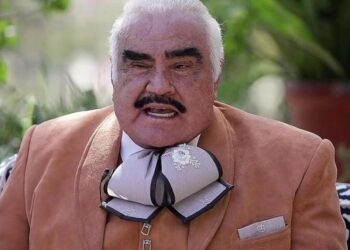 Por aparatosa caida Vicente Fernández fue ingresado de emergencia al hospital