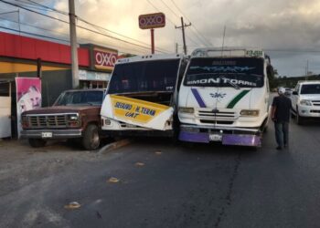 Chocan microbuses y camioneta al fallar frenos a unidad de transporte