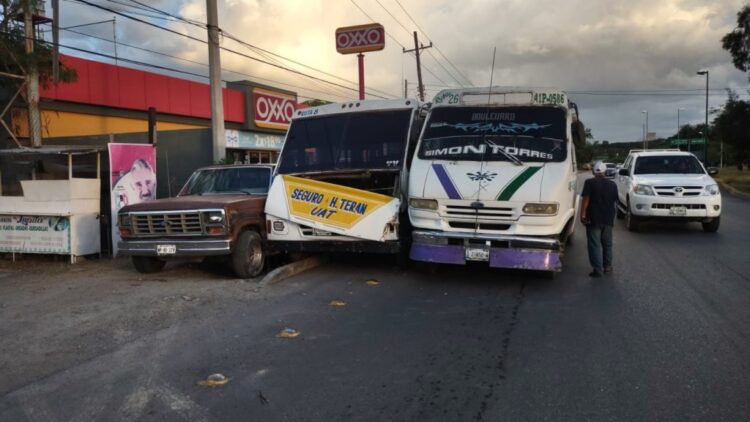 Chocan microbuses y camioneta al fallar frenos a unidad de transporte
