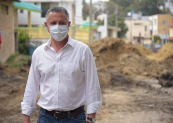 Exhorta alcalde porteño a población no caer más en relajamiento por Covid