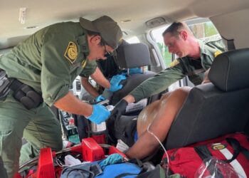 Rescatan a dos i documentados de los vagones de tolva de granos