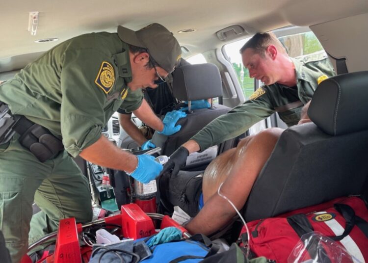 Rescatan a dos i documentados de los vagones de tolva de granos