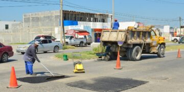 Arranca campaña de bacheo, limpieza y pintura en Nuevo Laredo