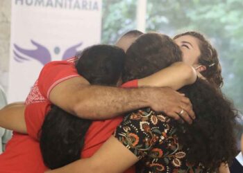 Mujer desaparecida hace más de 20 años se reúne con su familia