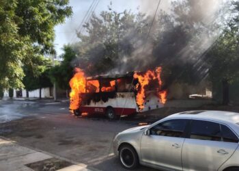 Se incendia microbús, pasajeros se llevan susto