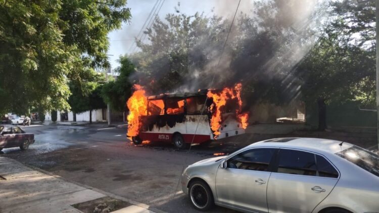 Se incendia microbús, pasajeros se llevan susto
