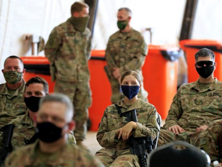 Ordena EU que todos los militares se vacunen contra covid-19