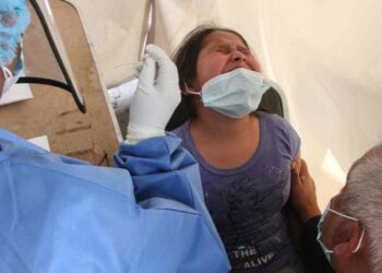 Vacunación contra covid-19 reduce los días en que una persona puede ser contagiosa