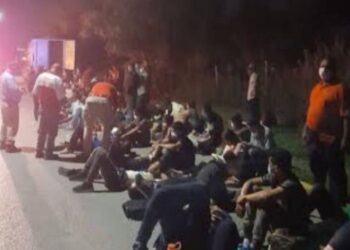 Rescatan a 141 migrantes que estaban abandonados en la caja de un tráiler