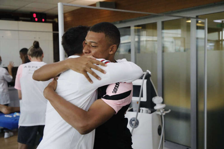 Kylian Mbappé califica de “leyenda” y da la bienvenida a Lionel Messi