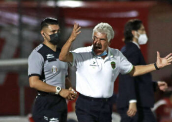 Ricardo El “Tuca” Ferretti que coraje con el arbitraje