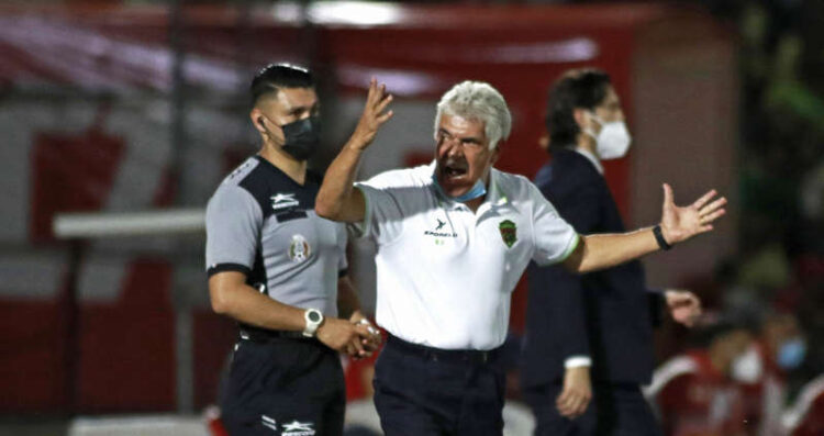 Ricardo El “Tuca” Ferretti que coraje con el arbitraje