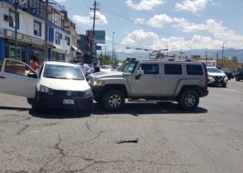Aparatoso Choque entre camionetas