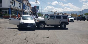 Aparatoso Choque entre camionetas