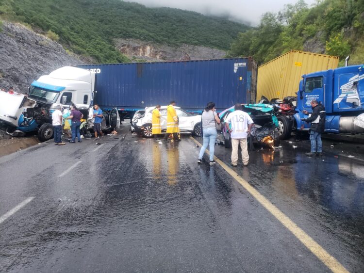 Choque múltiple en en la carretera Rumbo Nuevo; 10 heridos