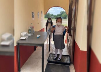 Entregan uniformes para regreso a clases presenciales