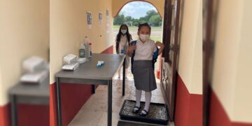 Entregan uniformes para regreso a clases presenciales