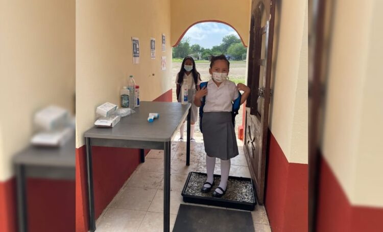 Entregan uniformes para regreso a clases presenciales