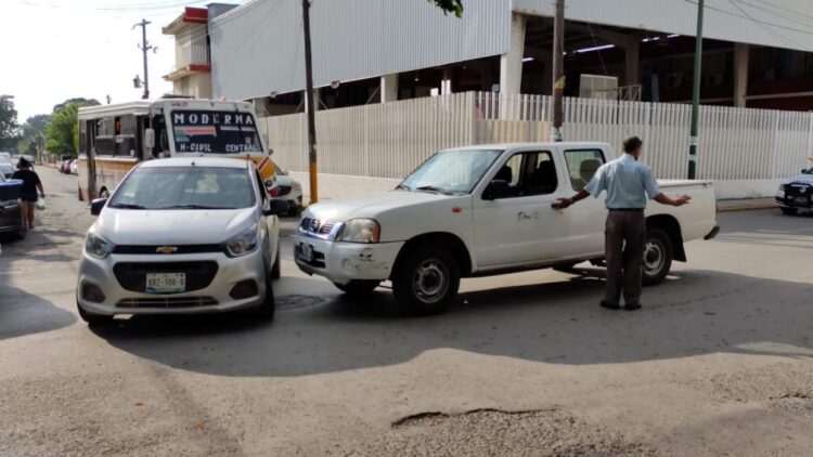 Chocan camioneta de Gobierno