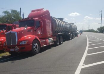 Tres lesionados en choque de camioneta con tráiler