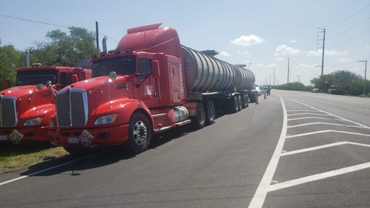 Tres lesionados en choque de camioneta con tráiler