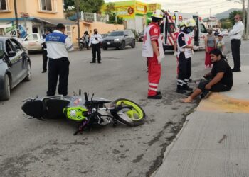 Choca moto contra auto