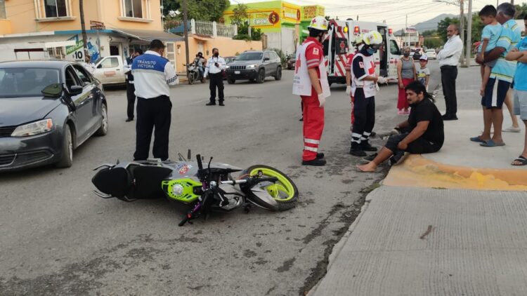 Choca moto contra auto