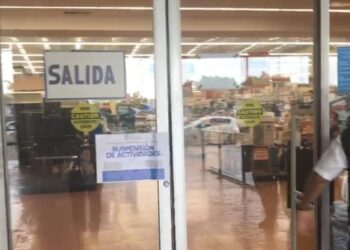 Clausuran Walmart por generar filas en cajas