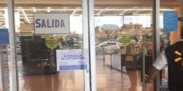 Clausuran Walmart por generar filas en cajas