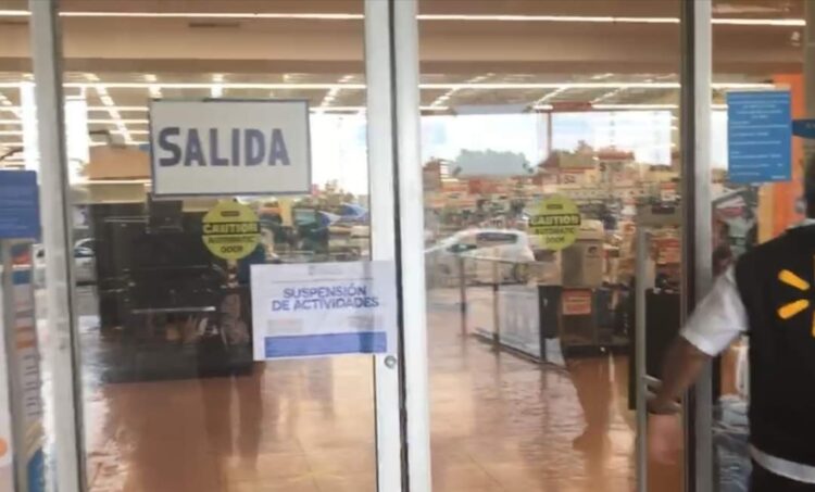 Clausuran Walmart por generar filas en cajas