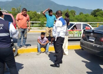 Motociclista se lesiona al chocar con auto