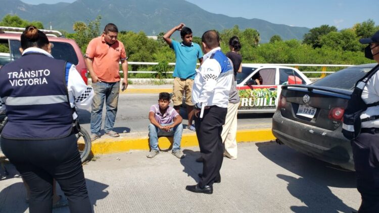Motociclista se lesiona al chocar con auto
